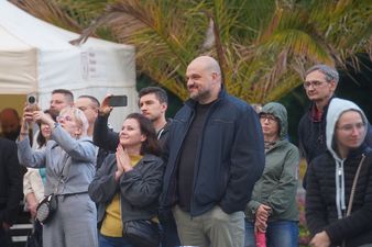 Zadowolona publicznością przysłuchująca się muzyce Filharmonii Śląskiej