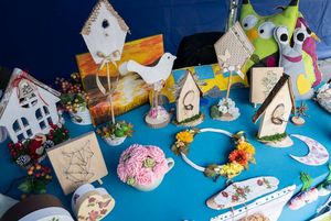 Stoisko z ręcznie wykonanymi ozdobami.