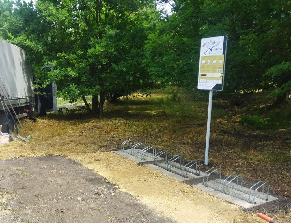 Zdjęcie przedstawia dodatkową stację rowerów miejskich. 