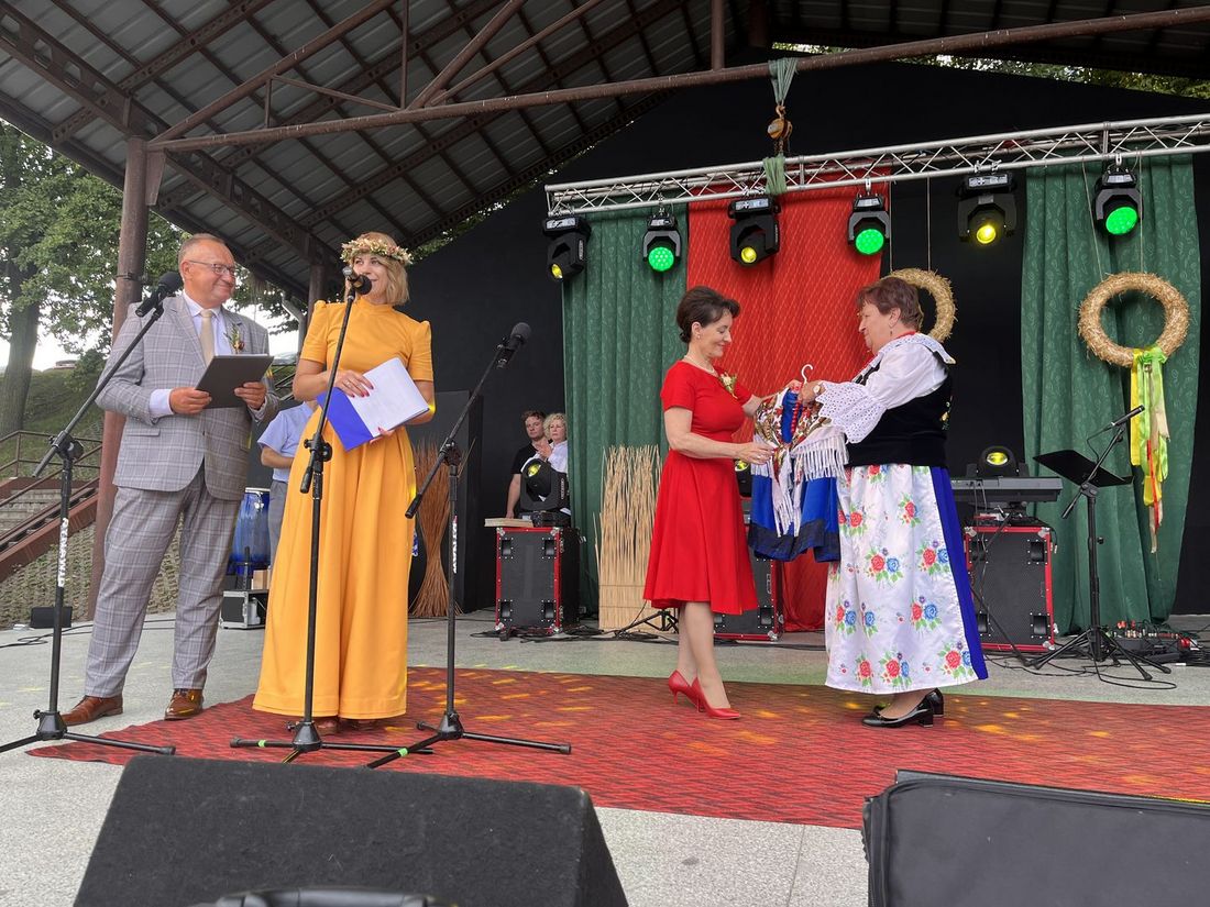 Zdjęcie przedstawia przekazanie strojów dla KGW Ruptawa.