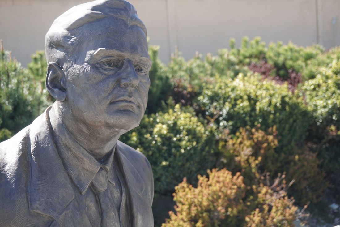 Zbliżenie na pomnik Henryka Sławika - kadr samej twarzy