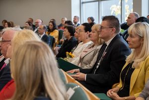 uroczystość wręczenia nagród nauczycielom w sali obrad rady miasta