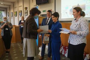 Prezydent Anna Hetman wręcza nagrody