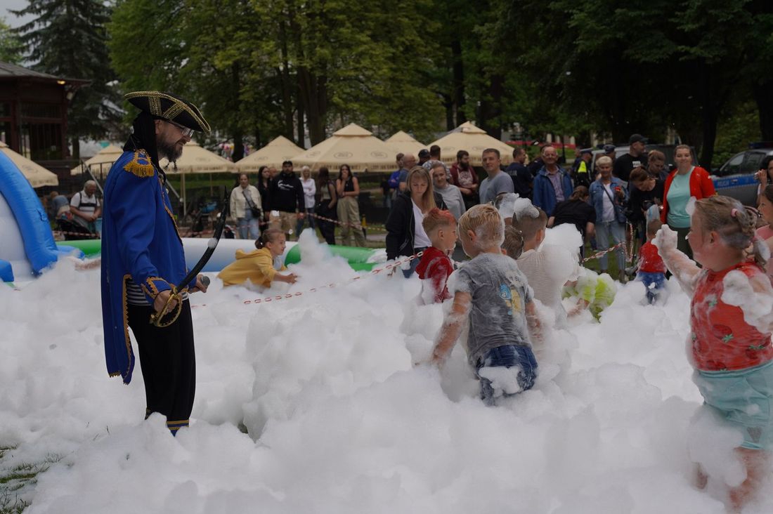 Zdjęcie poglądowe przedstawiające dzieci bawiące się w pianie.