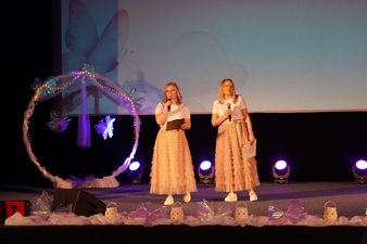 Organizatorki wydarzenia przemawiające na scenie 