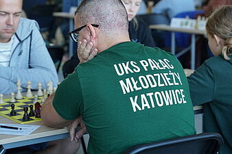 zawodnik przy szachownicy