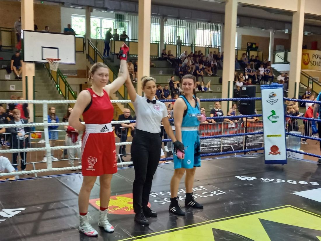 Na zdjęciu Aleksandra wraz z drugą zawodniczką po wygranej walce w ringu