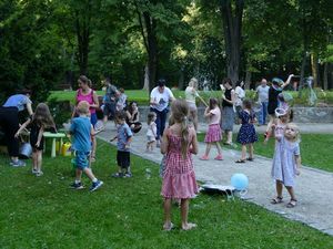 Dzieci podczas zabawy z bańkami mydlanymi. 