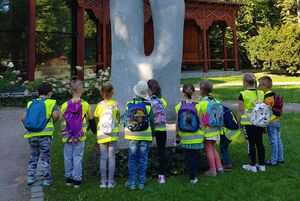 Dzieci przed rzeźbą "Duet".