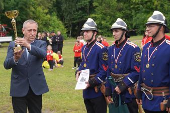 Grzegorz Dulemba I Zastępca Prezydenta wręczający puchar zwycięzcom kategorii drużyny miejskich OSP Bieńkowice