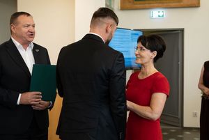 Wreczenie tytułu zasłużony i honorowym mieszkańcom miasta