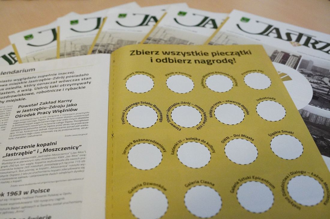 Gazeta ze stroną miejsc na pieczątki.