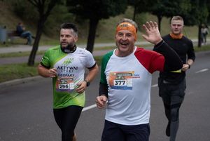 Zdjęcie przedstawia biegnących zawodników biegu głównego.