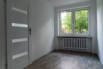 wyremontowany biały pokój z oknem 