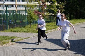 dwi zawodniczki w trakcie biegu