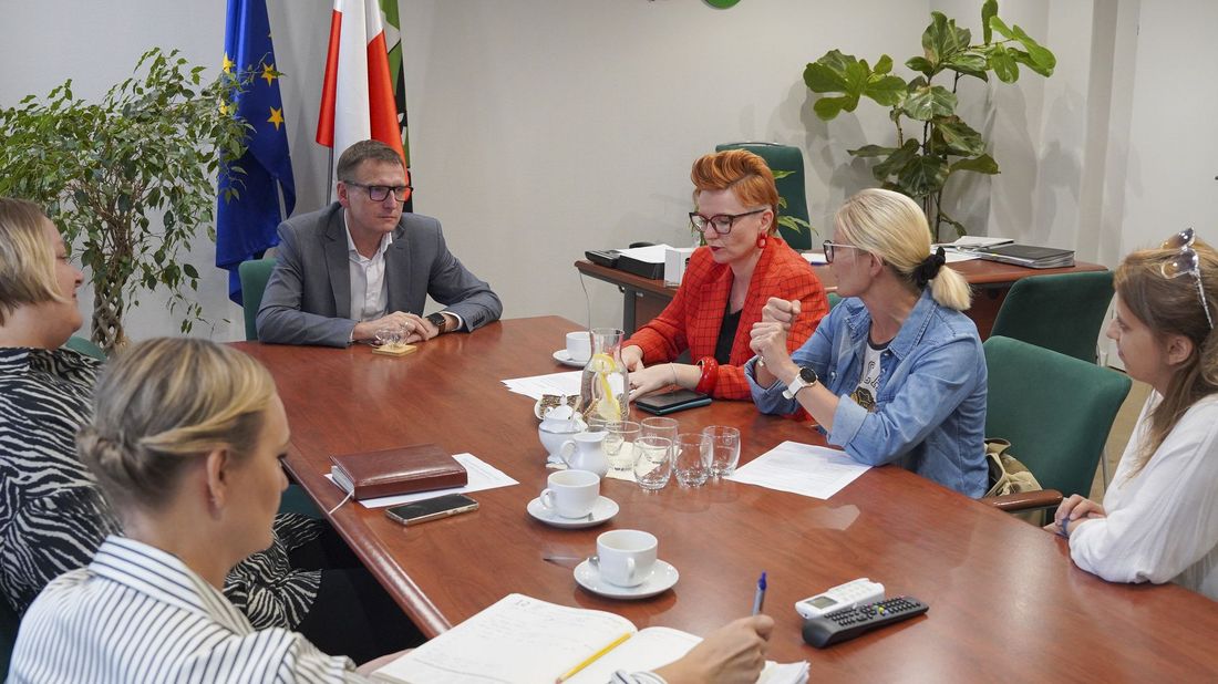 Zdjęcie ze spotkania Jastrzębskiej Rady Kobiet z Prezydentem Miasta Michałem Urgołem.