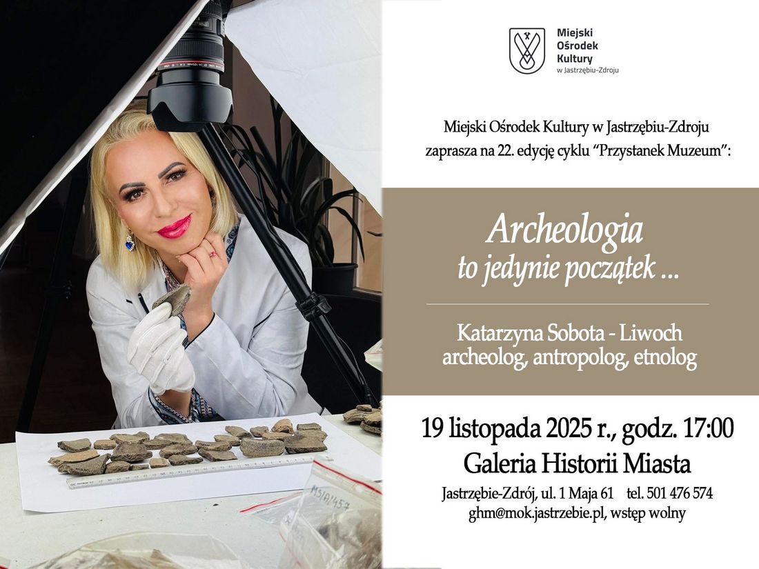 Plakat cyklu „Przystanek Muzeum”. Kobieta w rękawiczkach prezentuje fragmenty ceramiki na stole. Zapowiedź wykładu „Archeologia to jedynie początek…” Katarzyny Soboty-Liwioch, 19 listopada 2025, Galeria Historii Miasta w Jastrzębiu-Zdroju
