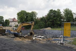 Plac budowy: na pierwszym planie koparka