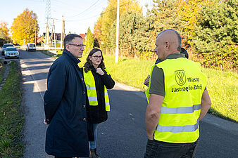 Prezydent miasta Michał Urgoł, Zastępca naczelnika Wydział Infrastruktury Drogowej Damian Kolanowski i przedstawiciele wykonawcy odbierają inwestycję