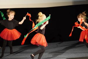 dzieci przebrane za kwiaty na scenie