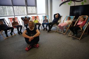 Grupka dzieci na leżakach