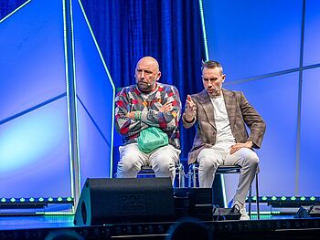 kabaret neonówka podczas występu