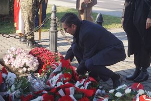 Złożenie kwiatów przed pomnikiem w Bziu