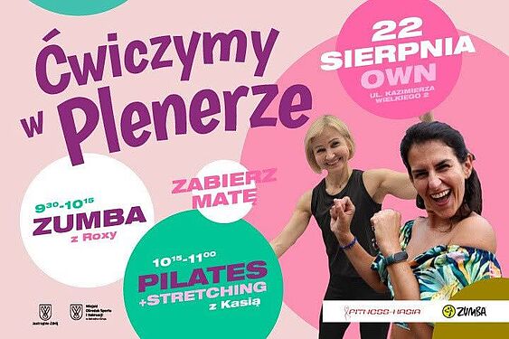 „Ćwiczymy w plenerze” z 22 sierpnia na OWN (Kazimierza Wielkiego 2). Program: 9:30 Zumba (z Roxy), 10:15 Pilates + Stretching (z Kasią). Przypomnienie o macie. Foto dwóch ćwiczących kobiet