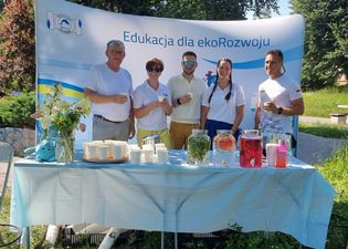Goście na ściance z Wodociągów, wśród nich Wiceprezyent miasta Andrzej Matusiak oraz Przewodniczacy Osiedla Przyjaźń.