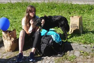 Zawodniczka z psem po biegu