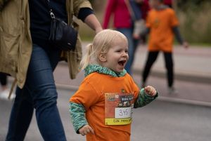 Zdjęcie przedstawia szczęśliwego uczestnika biegu Małego Jastrząbka.