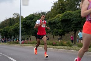 Zdjęcie przedstawia biegnącego zawodnika biegu głównego.
