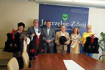 Członkowie KGW i prezydent miasta Michał Urgoł pozują do wspólnego zdjęcia