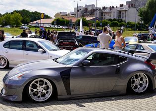 Szary samochód wyścigowy