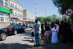 Rodziny górników pod kopalnią Zofiówka