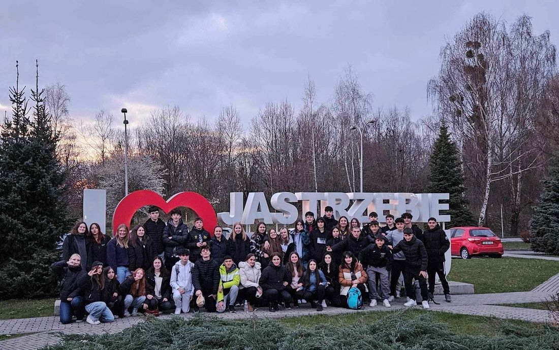 Uczniowie LO 1 z osobami z wymiany międyznarodowej