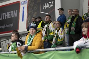 Kibice dopingują drużynę JKH.