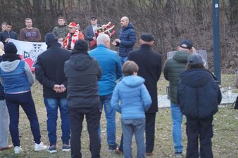 Grupa ludzi zgromadzona na uroczystości upamiętniającej żołnierzy wyklętych 