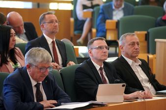 II zastępca Andrzej Matusiak, Prezydent Michał Urgoł, I zastępca Grzegorz Dulemba w rzędzie za nimi sekretarz miasta Krzysztof Kucia