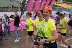 Uczestniczki VIII Jastrzębskiego Biegu Kobiet przekraczają linię mety.