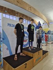 zawodnicy stoją na podium w kategoriach indywidualnych 