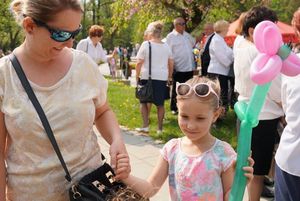 Kobieta z dzieckiem i balonikiem