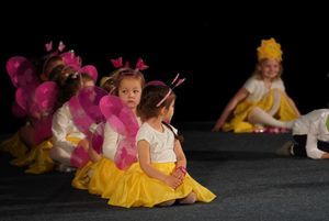 dzieci przebrane za motyle tańczą na scenie