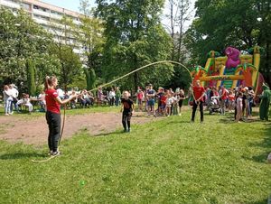 Dzieci bawiące się na Dniu Dziecka.