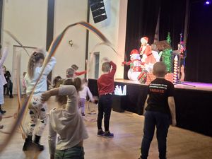 Dzieci bawiące się szarfami przed sceną