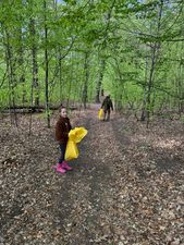 Dziewczynka trzymająca worek ze śmieciami