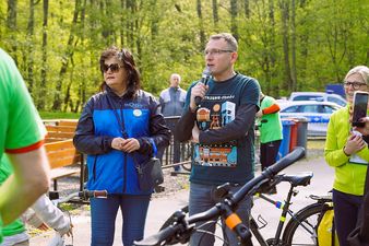 Dyrektor Mosiru Zofia Florek stojaca obok przemawiającego prezydenta Michała Urgoła