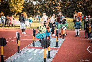 Miasteczko ruchu drogowego - dzieci poznają zasady ruchu drogowego.