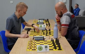 Szachiści podszas rywalizacji