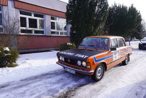 Zabytkowy samochód, uczestniczący w rajdzie